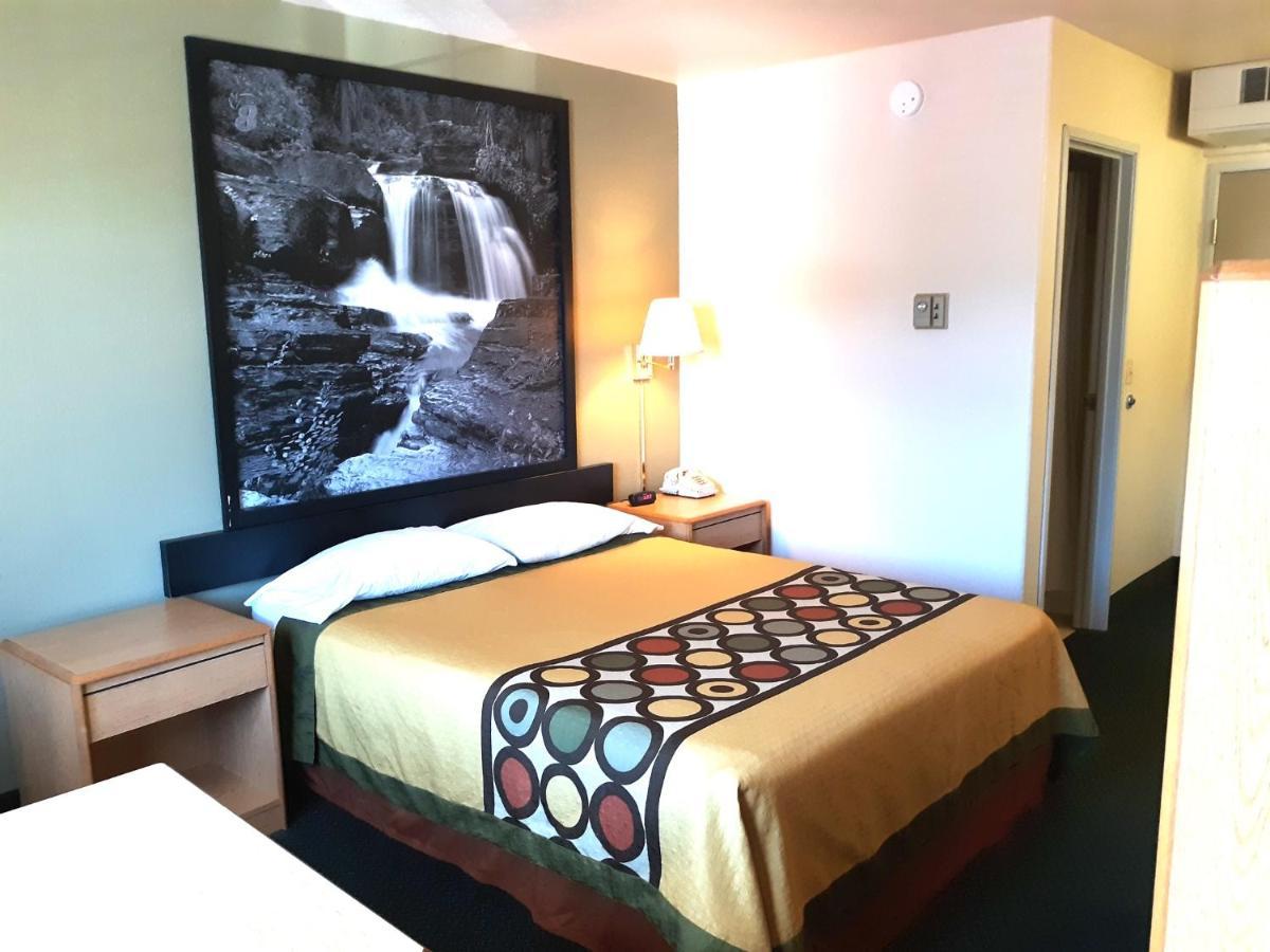 Super 8 By Wyndham Hamilton Hotel Luaran gambar