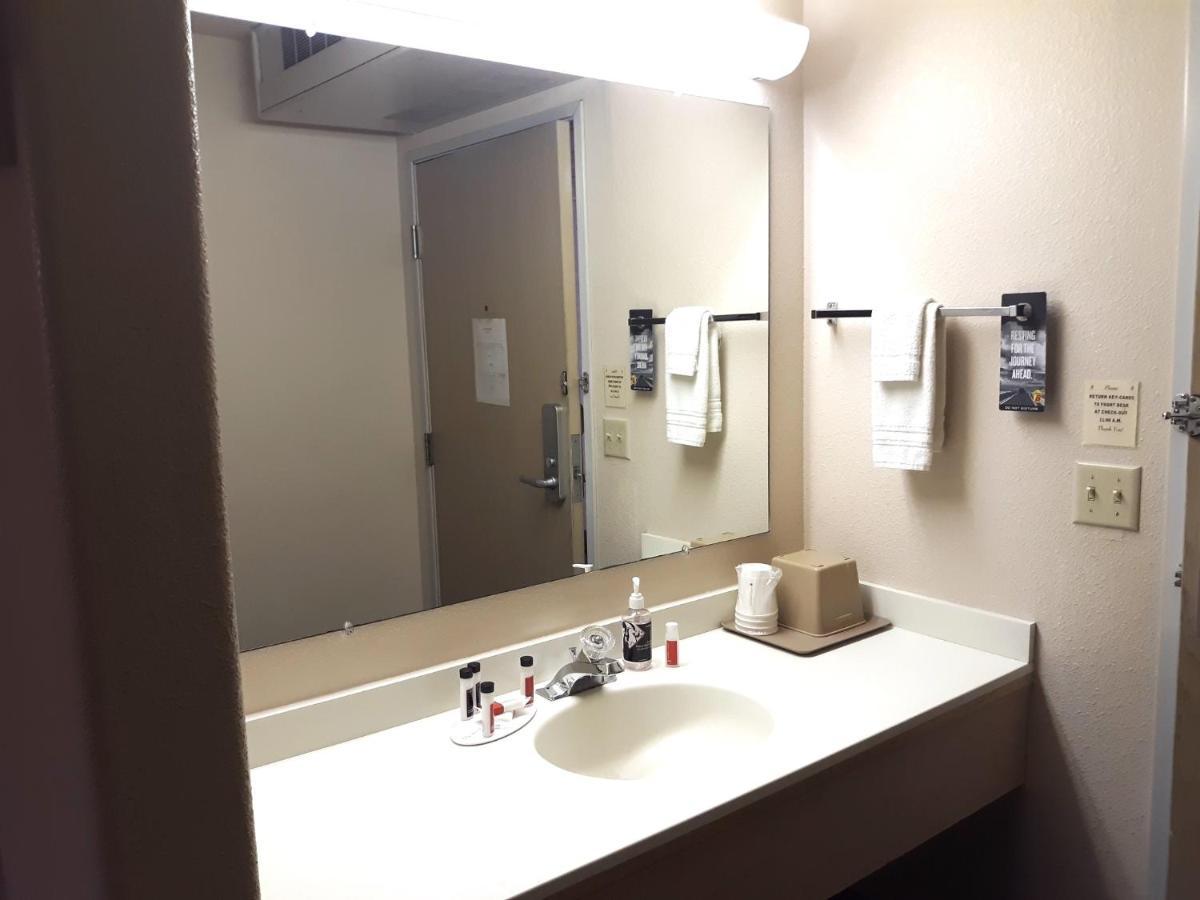 Super 8 By Wyndham Hamilton Hotel Luaran gambar