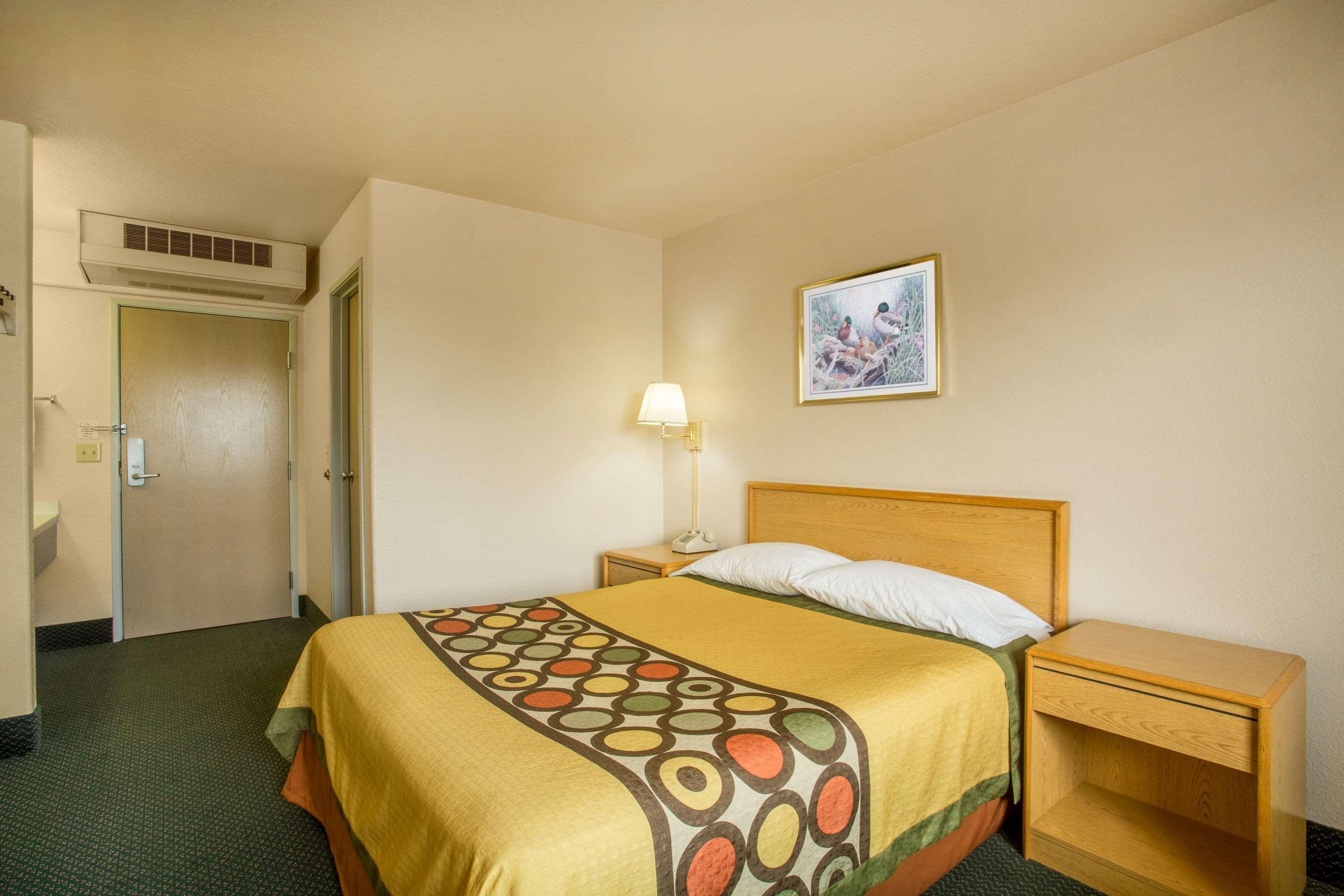 Super 8 By Wyndham Hamilton Hotel Luaran gambar